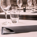 portaposate-nero-con-tovagliolo-airlaid-grigio